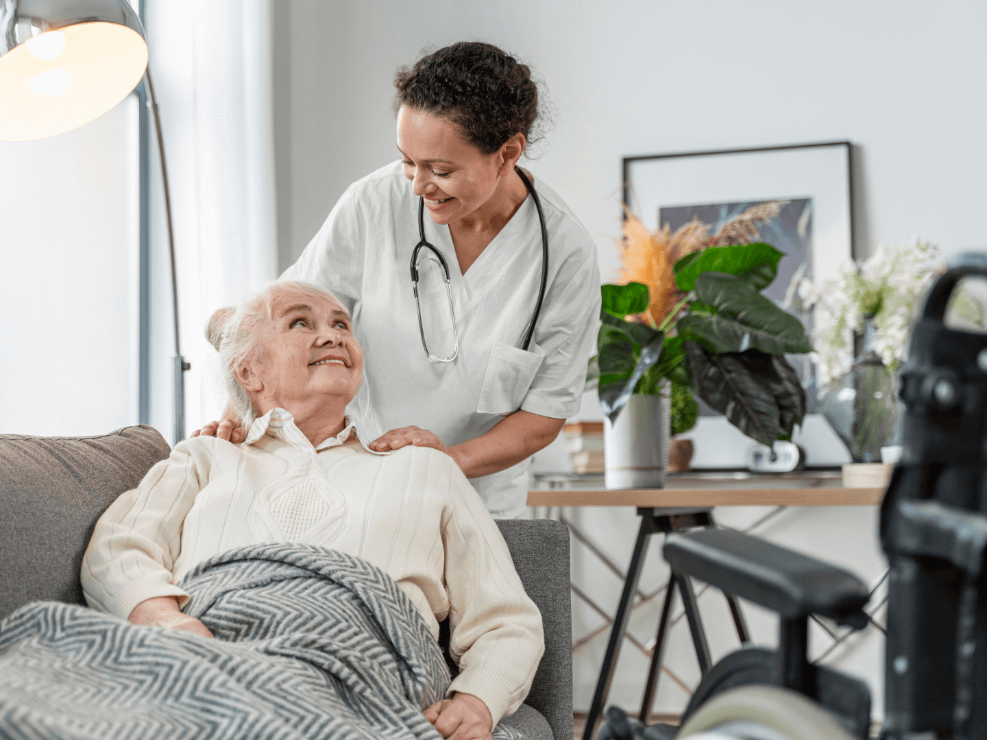 Pflegeheim oder 24‑Stunden Pflege – was ist die bessere Wahl?
